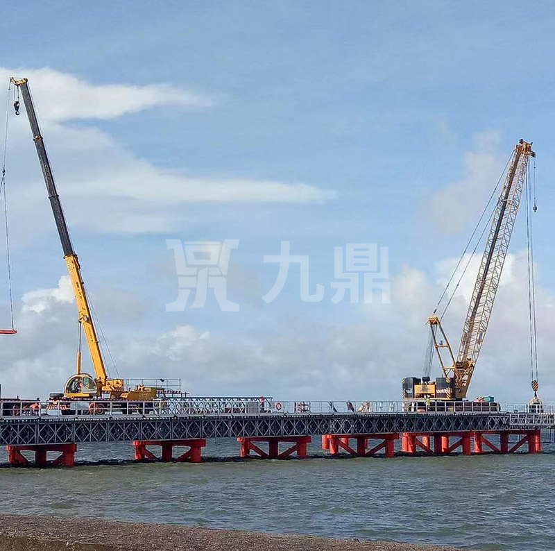 貝雷片不僅有結(jié)構(gòu)簡單的優(yōu)點,而且它適應(yīng)性很強(qiáng)