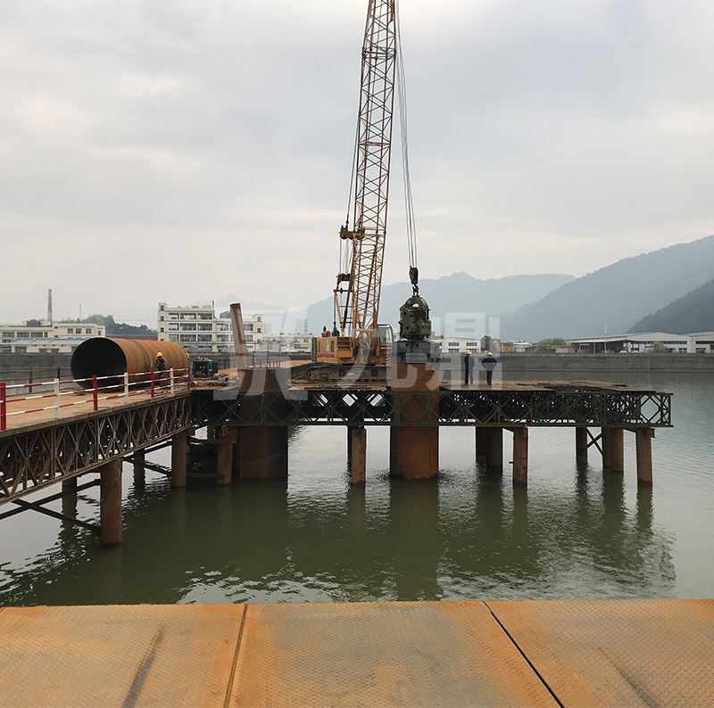   應(yīng)急貝雷鋼便橋和固定貝雷鋼便橋具有構(gòu)件少，重量輕，成本低的特點(diǎn)